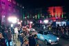 Oldtimer cruisen durch die Nacht