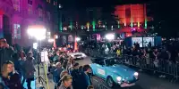 Bild zum Inhalt: Oldtimer cruisen durch die Nacht