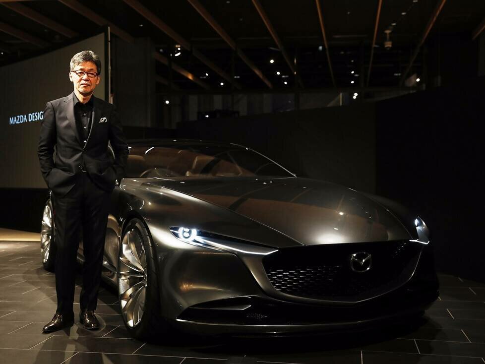 Mazda-Chefdesigner Ikuo Maeda mit dem Vision Coupé Concept