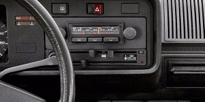 Rückspiegel: Wie das Autoradio im VW Golf das Laufen lernte