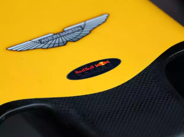 Aston-Martin-Logo auf dem Red Bull Titel-Bild zur News: Aston-Martin-Logo auf dem Red Bull