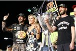 Martin Truex Jr. (Furniture Row) mit Freundin Sherry Pollex und Crewchief Cole Pearn