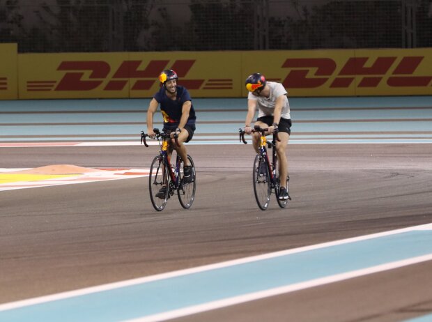 Titel-Bild zur News: Daniel Ricciardo mit Fahrrad auf der Strecke