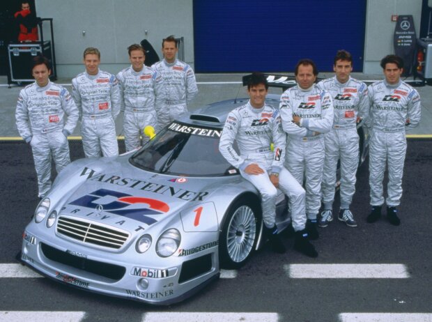 Mercedes CLK-GTR mit den Fahrern (v.l.) Christophe Bouchut, Bernd Mayländer, Marcel Tiemann, Jean-Marc Gournon, Mark Webber, Klaus Ludwig, Bernd Schneider und Ricardo Zonta (1998).