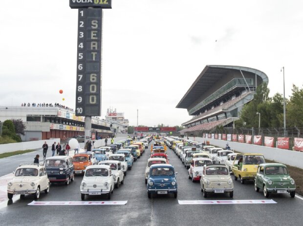 Titel-Bild zur News: Guinessrekord in Barcelona: Die größte SEAT-600-Ansammlung