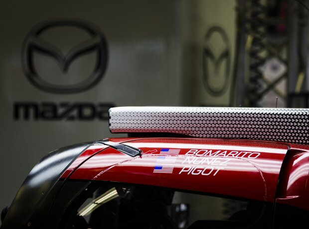 Mazda-Logo und Mazda RT24-P Mazda-Logo und Mazda RT24-P