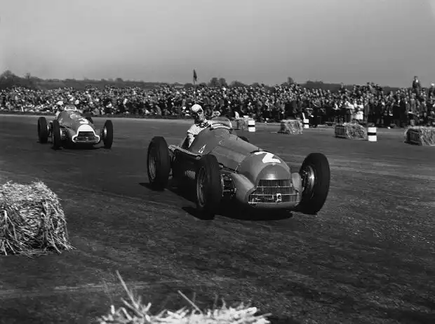 Titel-Bild zur News: Guiseppe Farina (Alfa Romeo 158), Erster, führt gegen Luigi Fagioli (Alfa Romeo 158), Zweiter