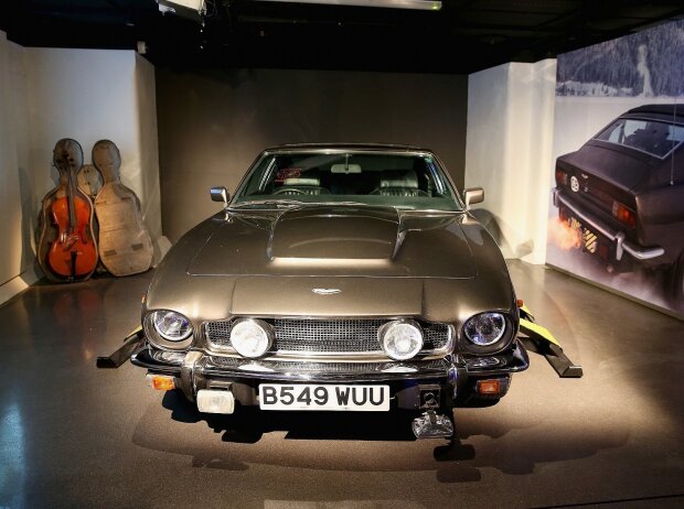 Titel-Bild zur News: Bond-Ausstellung in London: Aston Martin V8 Volante und Cello-Schlitten aus "Der Hauch des Todes" (1987)