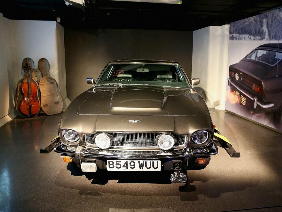 Bond-Ausstellung in London: Aston Martin V8 Volante und Cello-Schlitten aus "Der Hauch des Todes" (1987)