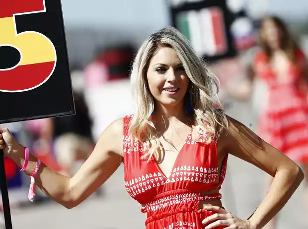 Grid-Girl bei Carlos Sainz Titel-Bild zur News: Grid-Girl bei Carlos Sainz