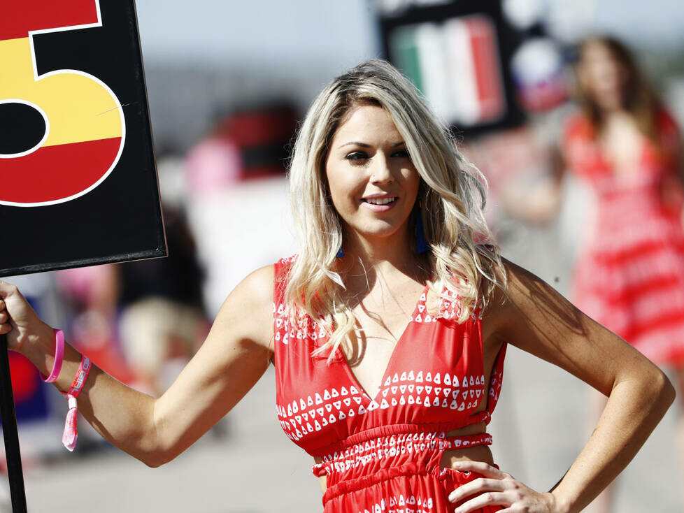 Grid-Girl bei Carlos Sainz