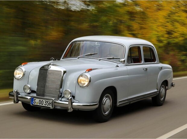 Zeitreise in die Adenauer-Ära: Unterwegs im Mercedes 220 von 1955