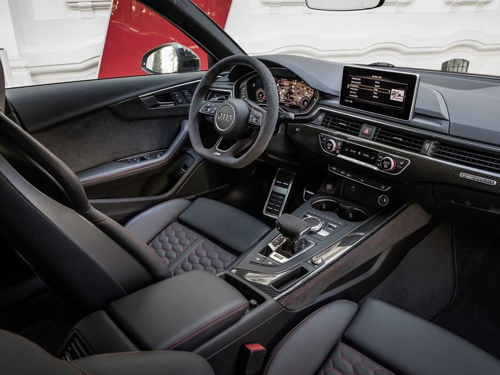 Innenraum und Cockpit des Audi RS 4 Avant 2018