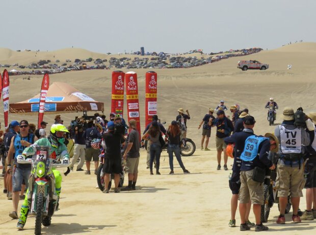 Titel-Bild zur News: Der Zielbereich der ersten Etappe der 40. Rallye Dakar