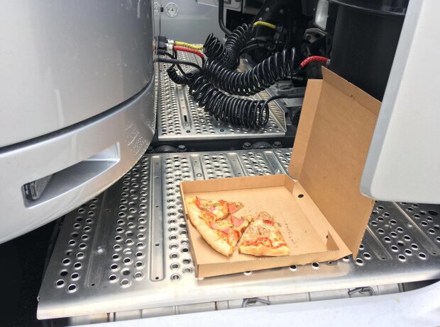 Pizza gibt's an der Raststation, um keine Zeit zu verlieren Pizza gibt's an der Raststation, um keine Zeit zu verlieren
