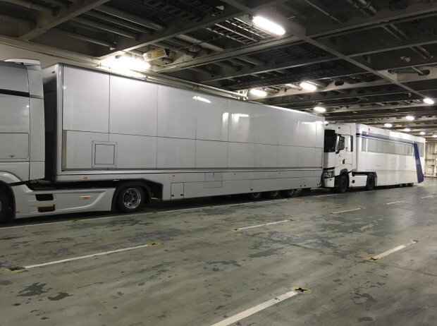 Mercedes-LKWs auf der Fähre von Calais nach Dover Mercedes-LKWs auf der Fähre von Calais nach Dover