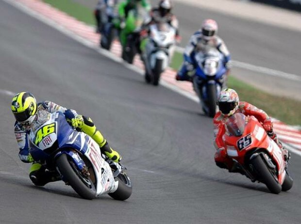 Valentino Rossi vor Loris Capirossi Valentino Rossi vor Loris Capirossi