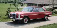 Mercedes-Benz 280 der Baureihe W 114. Die beiden 1972 eingeführten "Strich-Acht"-Topmodelle verfügen über eine Doppelstoßstange vorn und eine bis zum Radausschnitt vorgezogene Heckstoßstange