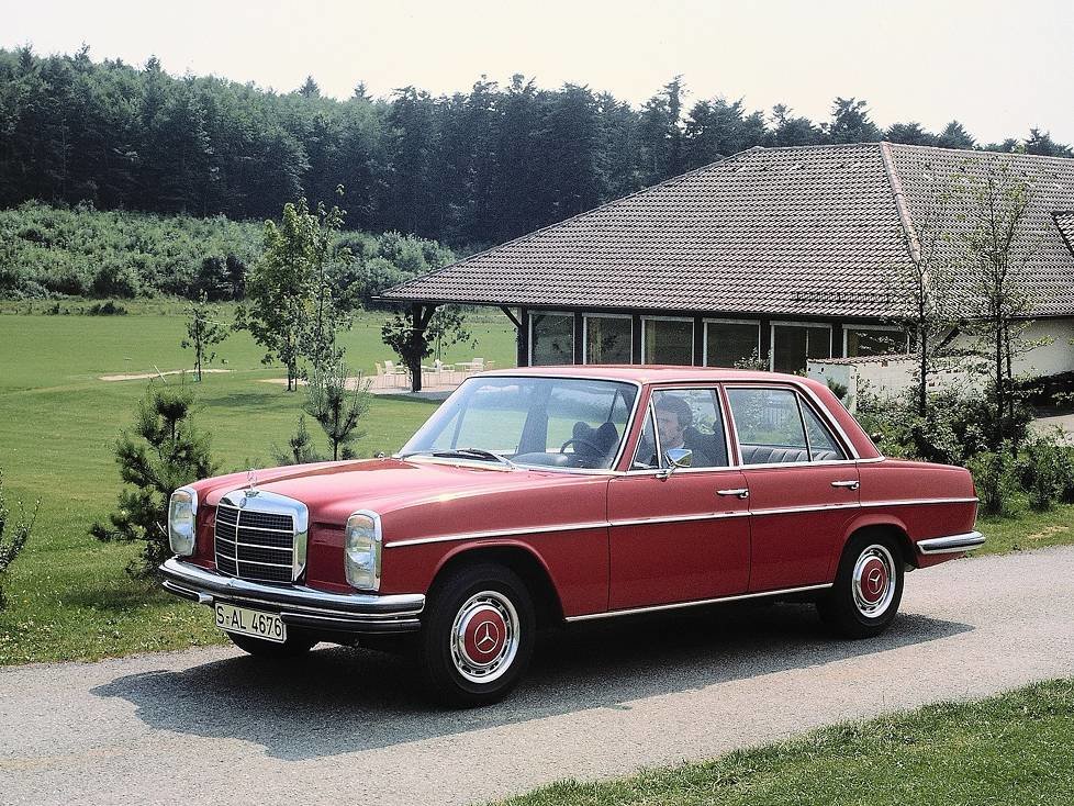 Mercedes-Benz 280 der Baureihe W 114. Die beiden 1972 eingeführten "Strich-Acht"-Topmodelle verfügen über eine Doppelstoßstange vorn und eine bis zum Radausschnitt vorgezogene Heckstoßstange
