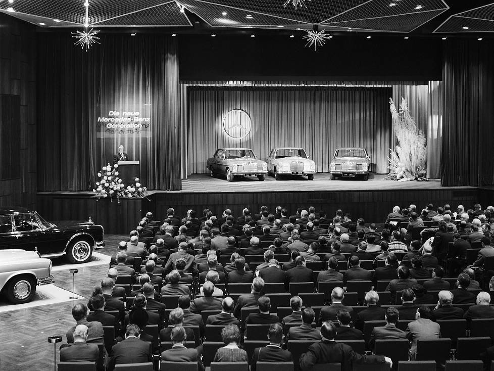 Präsentation der "Neuen Mercedes-Benz Generation" im Januar 1968 in Sindelfingen. Chefingenieur Hans Scherenberg (links) stellt die neuen Typen 220 D (W 115), 280 S (W 108) und 250 (W 114) vor