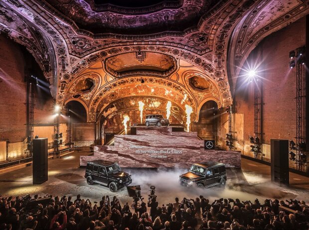 Titel-Bild zur News: Mercedes-Benz im abgewrackten Michigan-Theatre aus den 30-ger Jahren