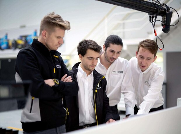 Titel-Bild zur News: INFINITI Engineering Academy: Die jungen Ingenieure besprechen sich mit Nico Hülkenberg