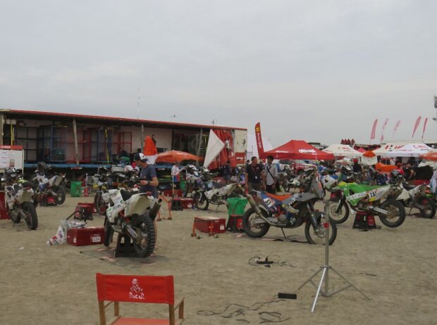 Titel-Bild zur News: Rallye Dakar, Biwak