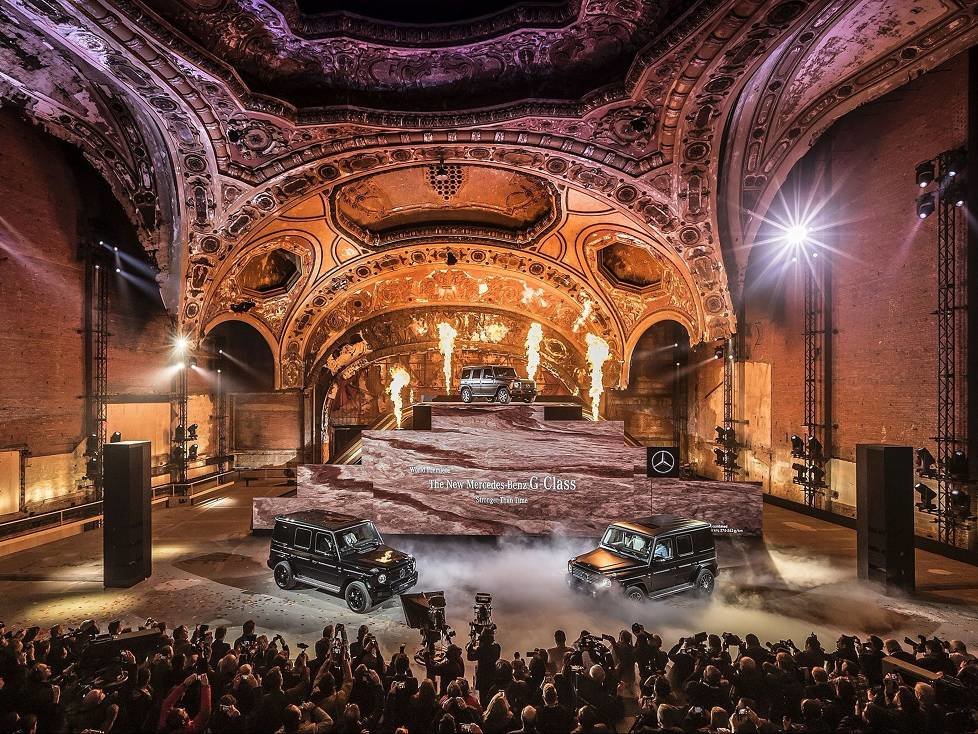 Mercedes-Benz im abgewrackten Michigan-Theatre aus den 30-ger Jahren