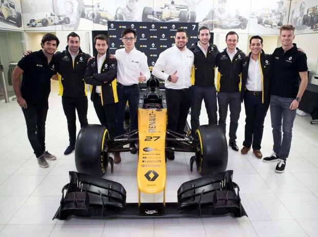 Renault Sport Formula One Team Fahrer Nico Hülkenberg und Carlos Sainz mit den Gewinnern der INFINITI Engineering Academy 2017