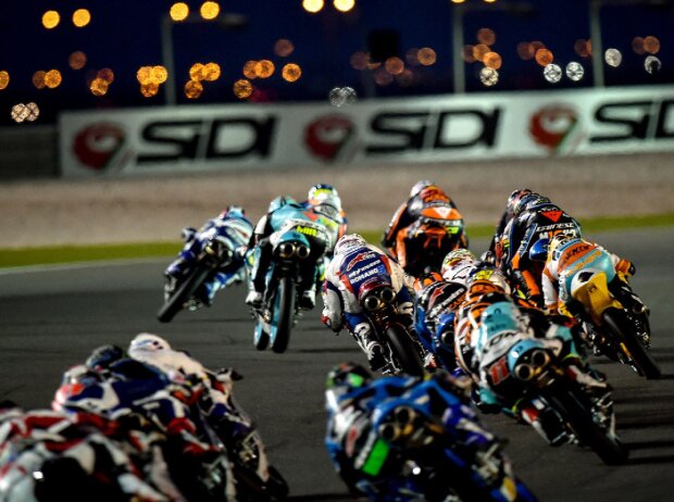 Titel-Bild zur News: Action beim Moto3-Rennen in Doha 2017
