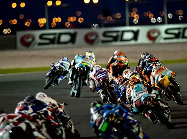Action beim Moto3-Rennen in Doha 2017 Titel-Bild zur News: Action beim Moto3-Rennen in Doha 2017