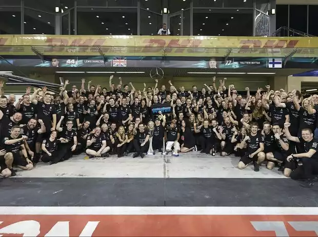 Toto Wolff, Valtteri Bottas, Lewis Hamilton Titel-Bild zur News: Toto Wolff, Valtteri Bottas, Lewis Hamilton