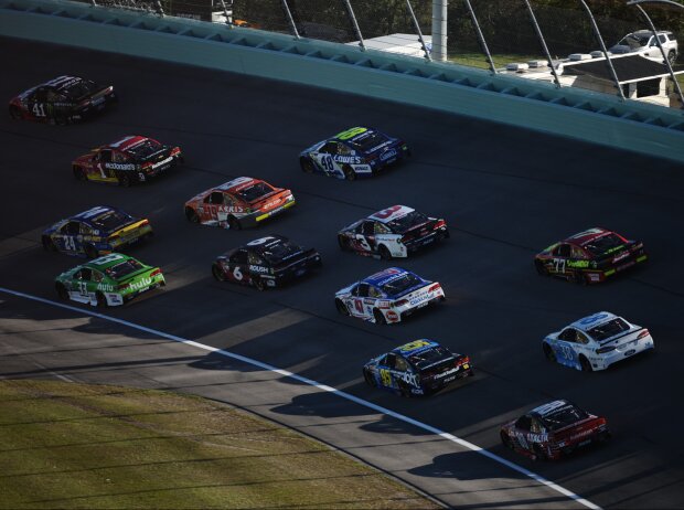 Titel-Bild zur News: NASCAR-Action in Homestead
