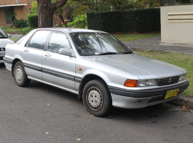 Mitsubishi Galant HG SE (1989-1993), von Jeremy from Sydney, Australia (Mitsubishi Galant HG SE) [CC BY 2.0 (http://creativecommons.org/licenses/by/2.0)], via Wikimedia Commons