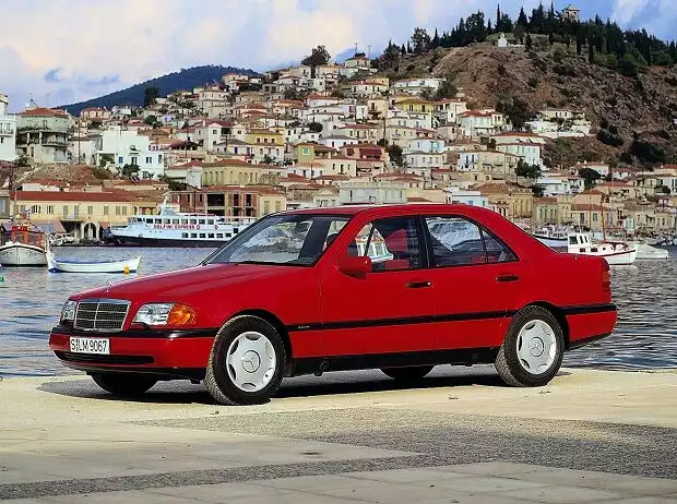 Mercedes-Benz C-Klasse (Baureihe 202) von 1993 Titel-Bild zur News: Mercedes-Benz C-Klasse (Baureihe 202) von 1993