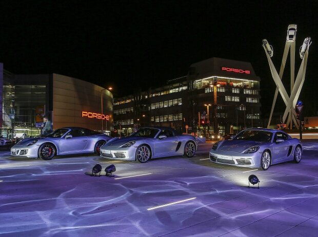 Porsche-Geschichte vor dem Porsche-Museum 