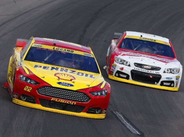 Herausgebogene Seitenschürzen bei Joey Logano, Kevin Harvick