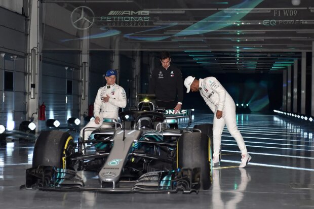 Valtteri Bottas Toto Wolff Lewis Hamilton Mercedes Mercedes AMG Petronas Motorsport F1 ~Valtteri Bottas (Mercedes), Toto Wolff und Lewis Hamilton (Mercedes) ~ 