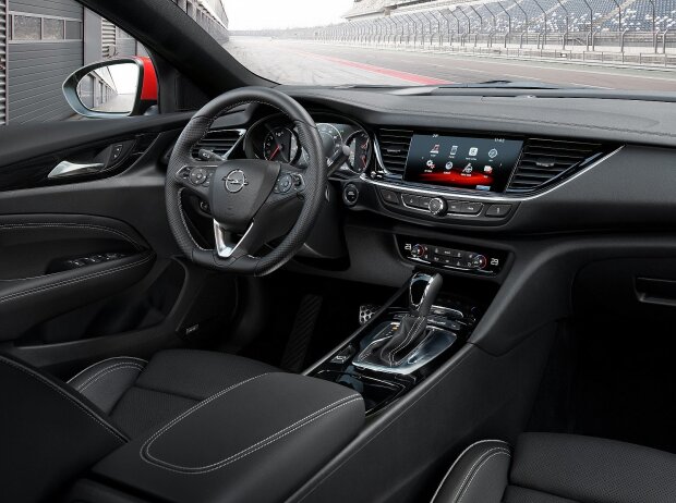 Cockpit des Opel Insignia GSi 2018