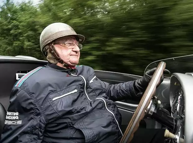 Titel-Bild zur News: Hans Herrmann setzt sich bei Klassik-Veranstaltungen immer noch für Porsche ans Steuer