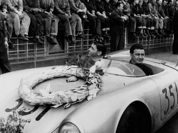 Hans Herrmann und Herbert Linge nach dem Sieg bei der Mille Miglia 1954 