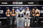 Kevin Harvick (Stewart-Haas) mit Sohn Keelan und den Monster-Girls