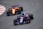 Brendon Hartley (Toro Rosso) und Fernando Alonso (McLaren) 