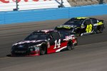 Clint Bowyer (Stewart-Haas) und Jimmie Johnson (Hendrick) 