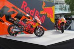 Die beiden KTM RC16 von Bradley Smith und Pol Espargaro 