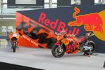 Die beiden KTM RC16 von Bradley Smith und  Pol Espargaro 