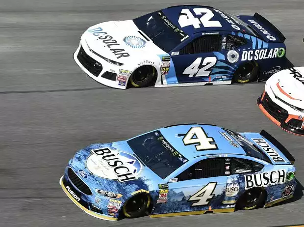 Kevin Harvick, Kyle Larson Titel-Bild zur News: Kevin Harvick, Kyle Larson