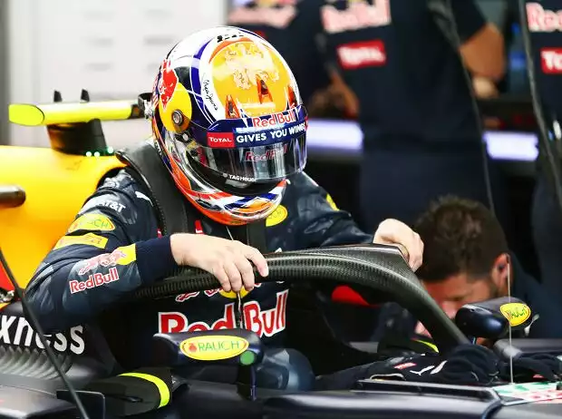 Max Verstappen steigt mit Halo aus Titel-Bild zur News: Max Verstappen steigt mit Halo aus