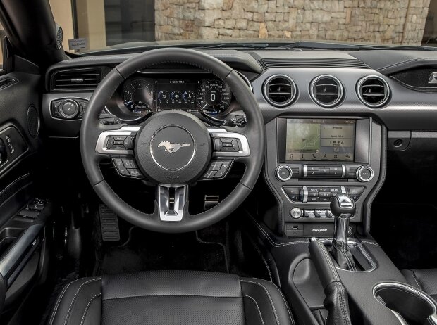 Ford Mustang Cabriolet 2018 Cockpit