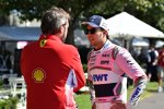 Sergio Perez (Force India) spricht mit Gino Rosato (Ferrari)